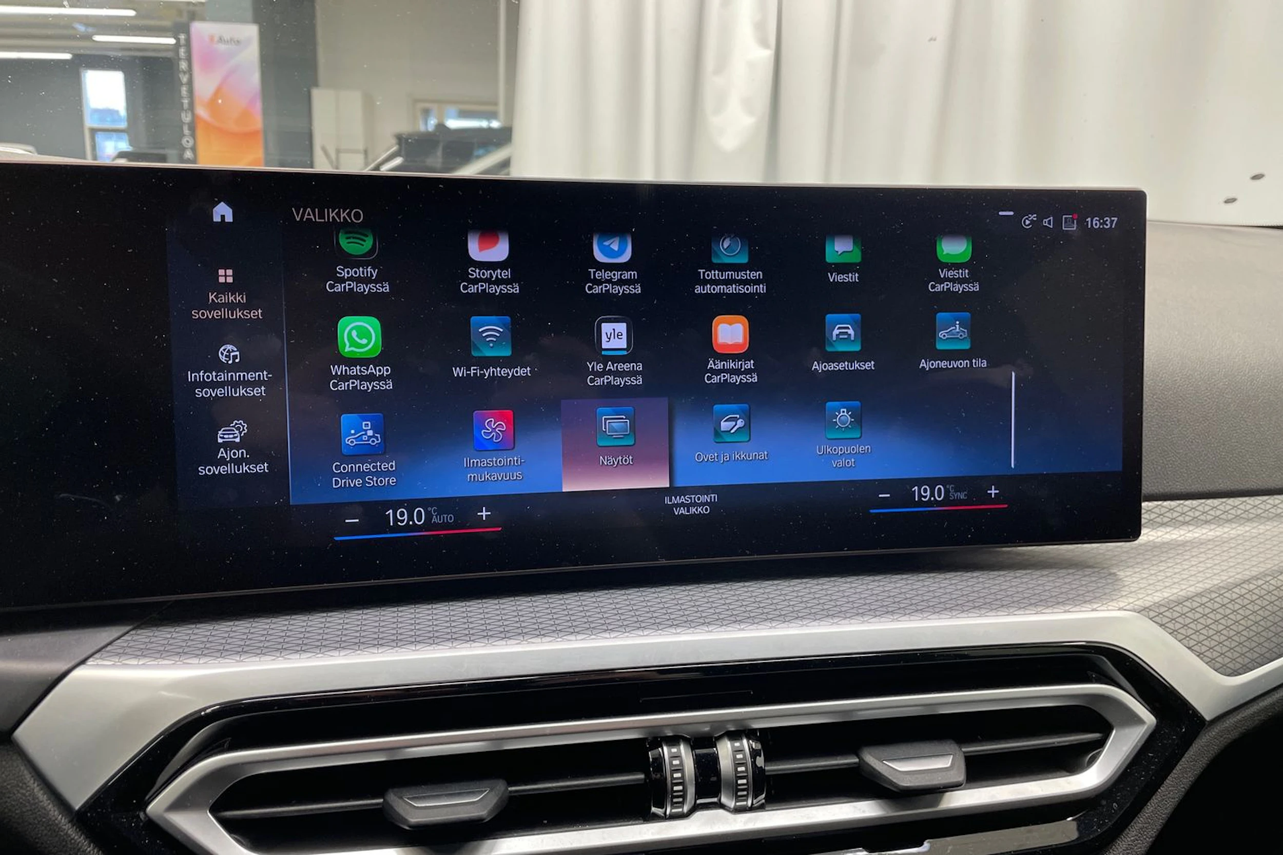 valkoinen BMW 330 2023 kuva 19.