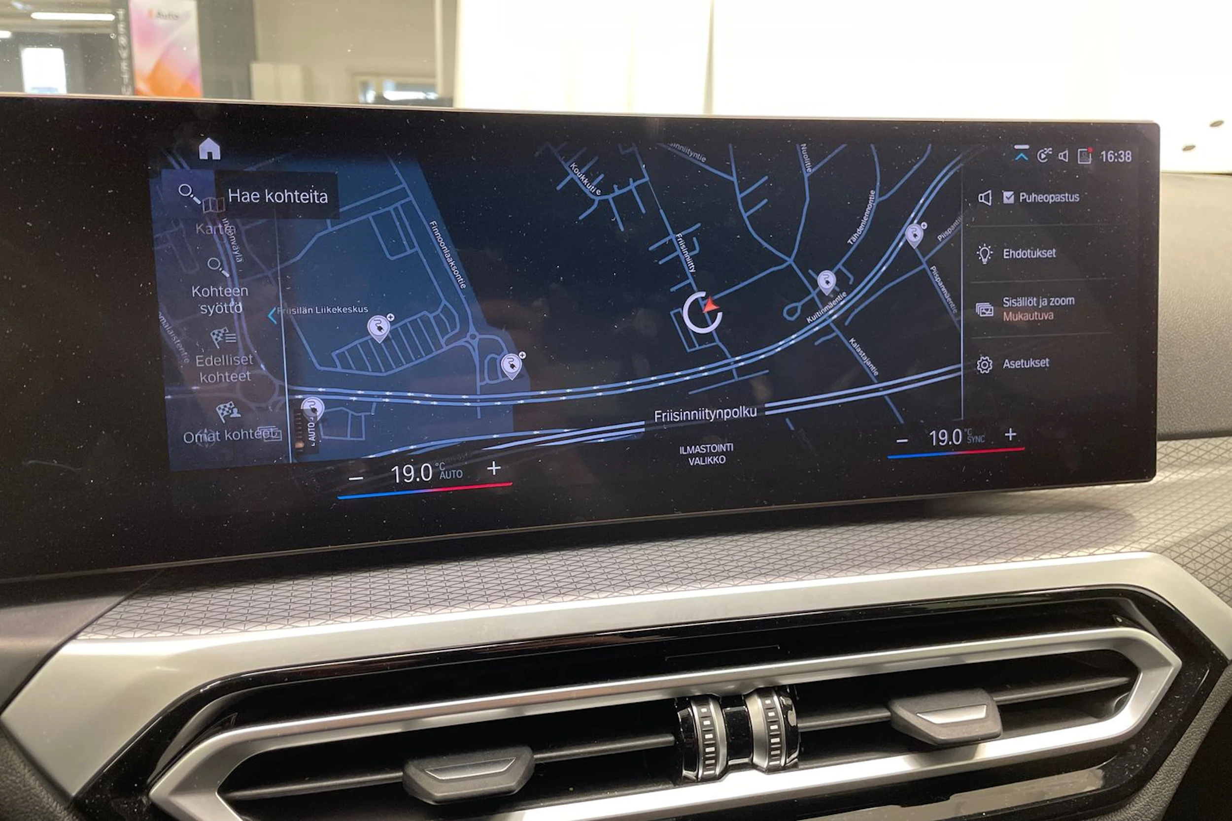 valkoinen BMW 330 2023 kuva 20.