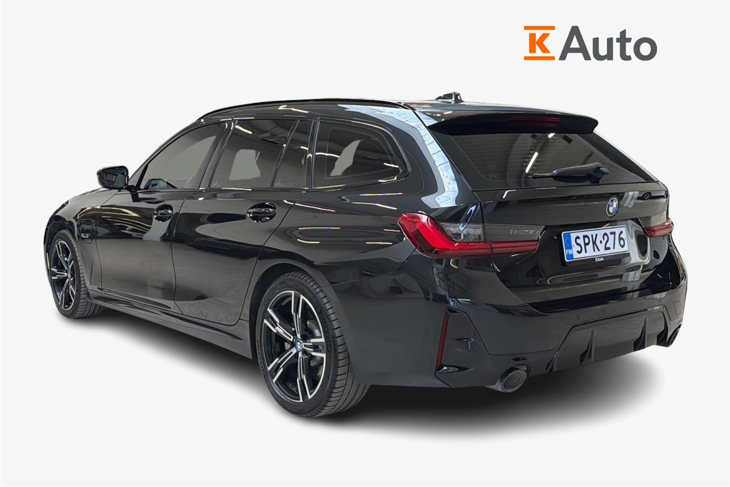 musta BMW 330 2023 kuva 3.