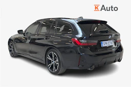 musta BMW 330 2023 kuva 3.