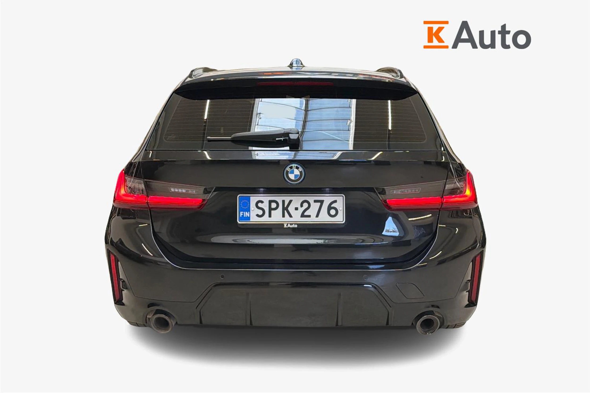 musta BMW 330 2023 kuva 4.