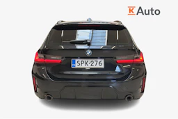 musta BMW 330 2023 kuva 4.