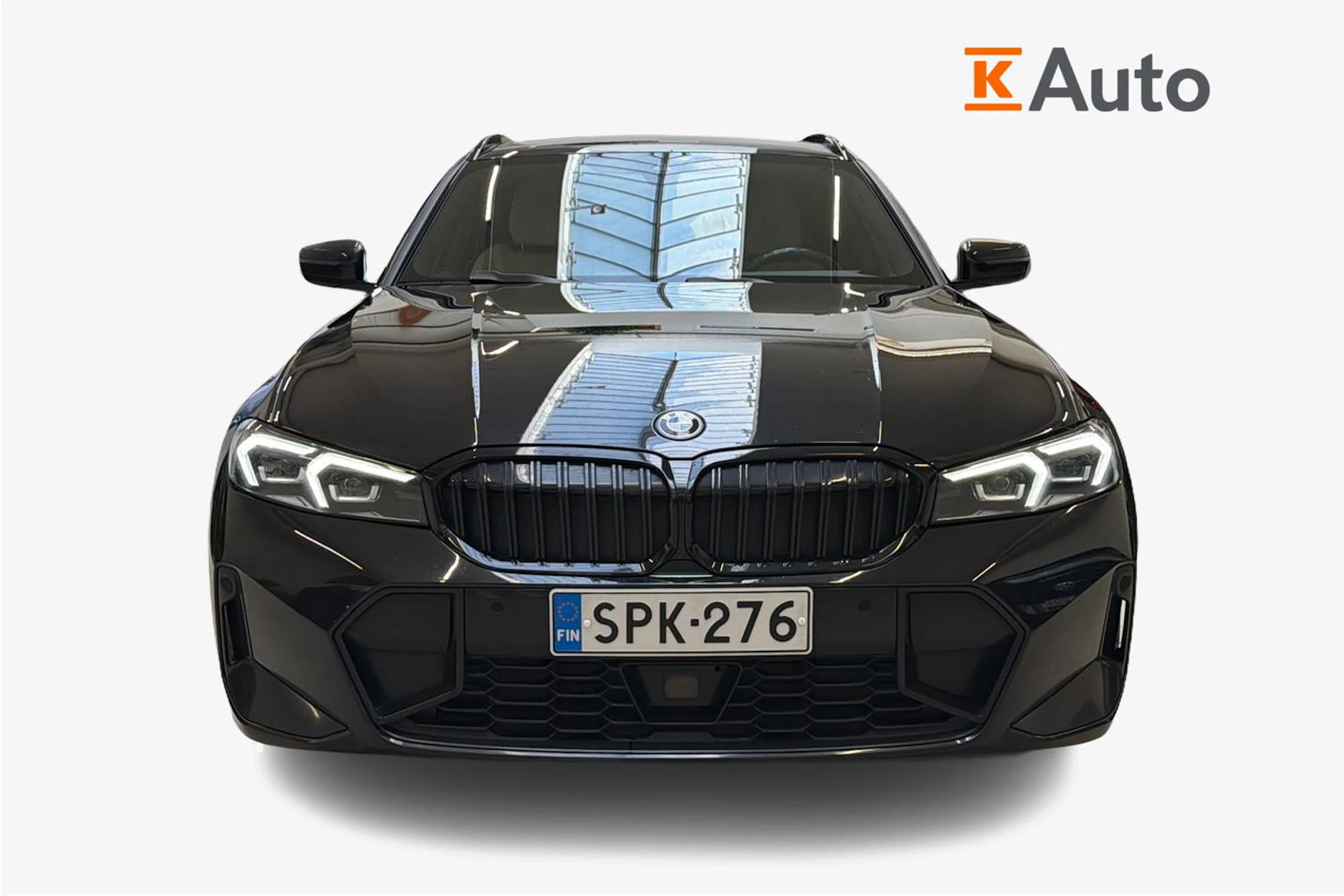 musta BMW 330 2023 kuva 5.