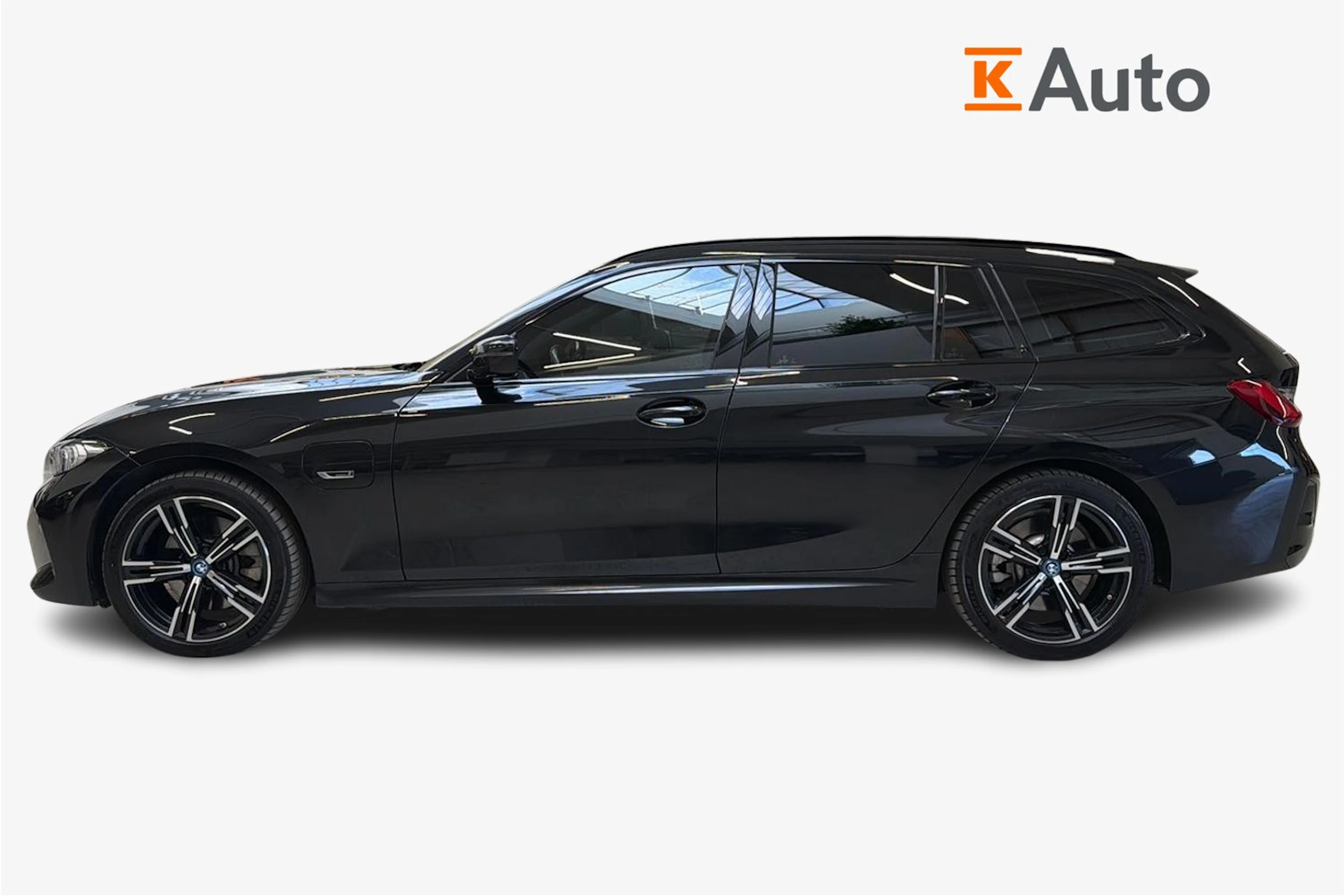 musta BMW 330 2023 kuva 7.