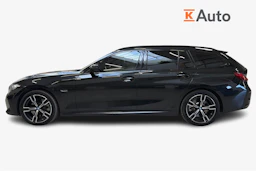 musta BMW 330 2023 kuva 7.