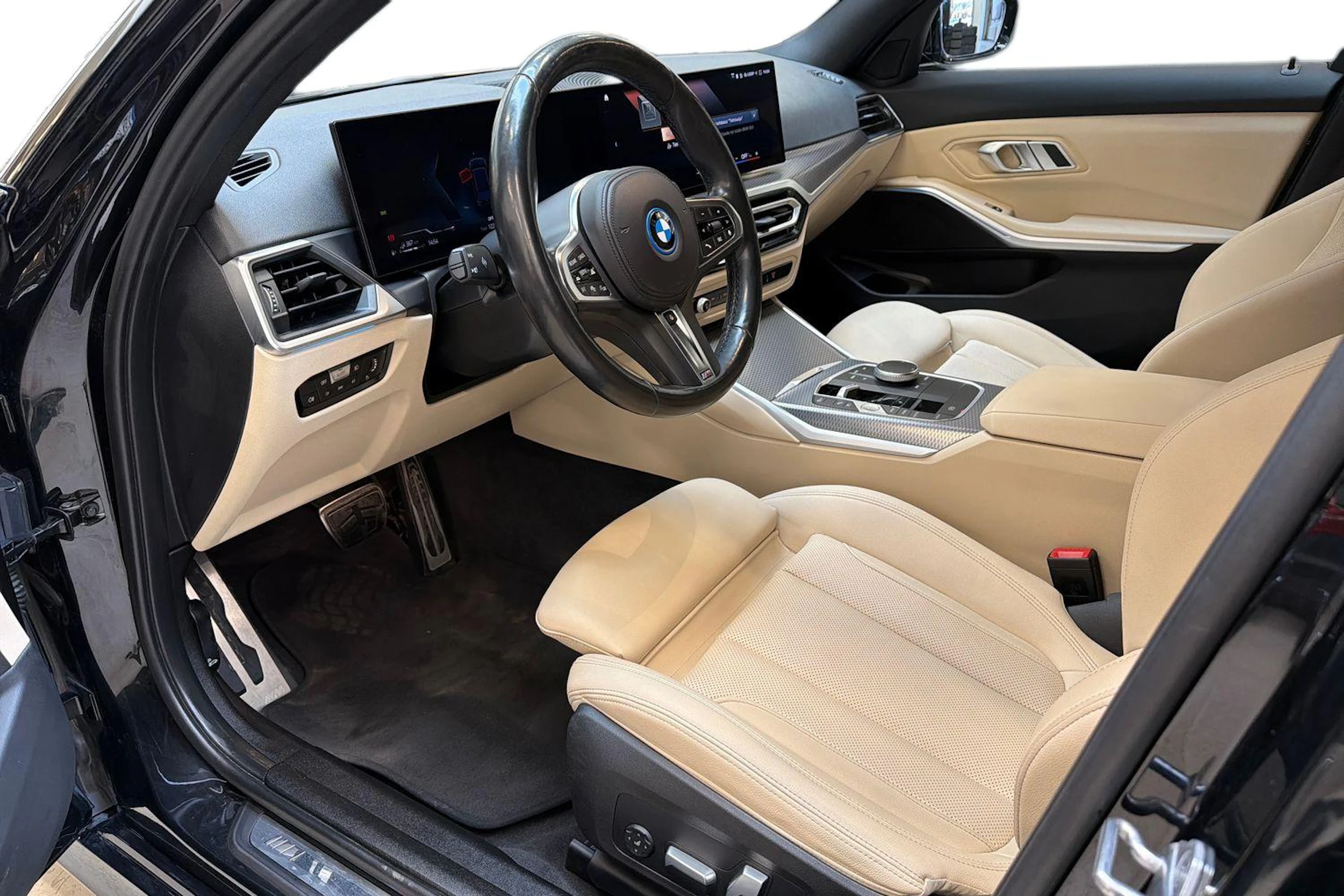 musta BMW 330 2023 kuva 8.