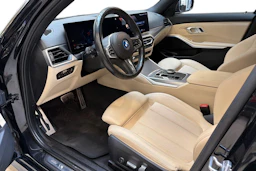 musta BMW 330 2023 kuva 8.