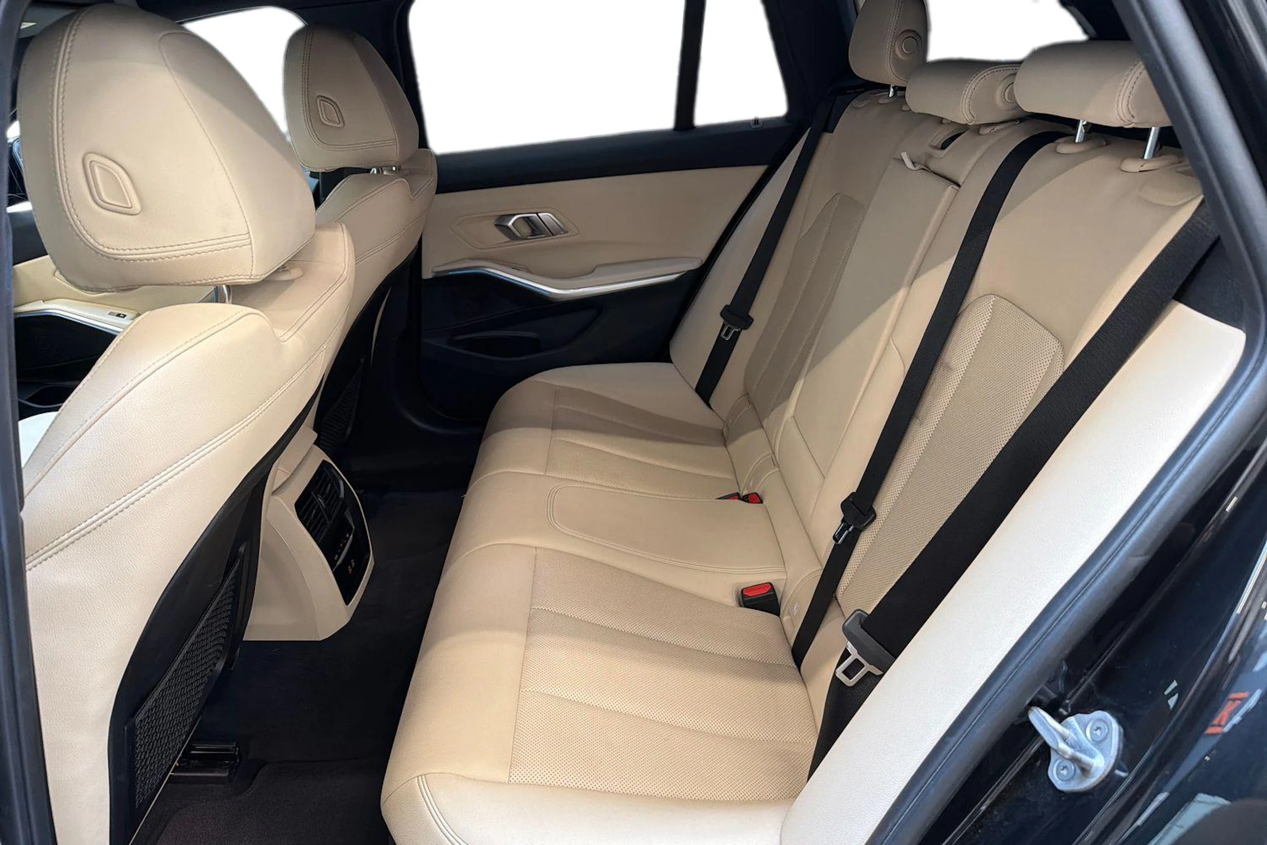 musta BMW 330 2023 kuva 11.