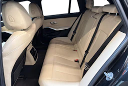 musta BMW 330 2023 kuva 11.