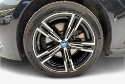 musta BMW 330 2023 kuva 12.