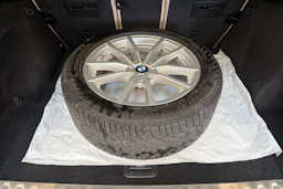 musta BMW 330 2023 kuva 13.