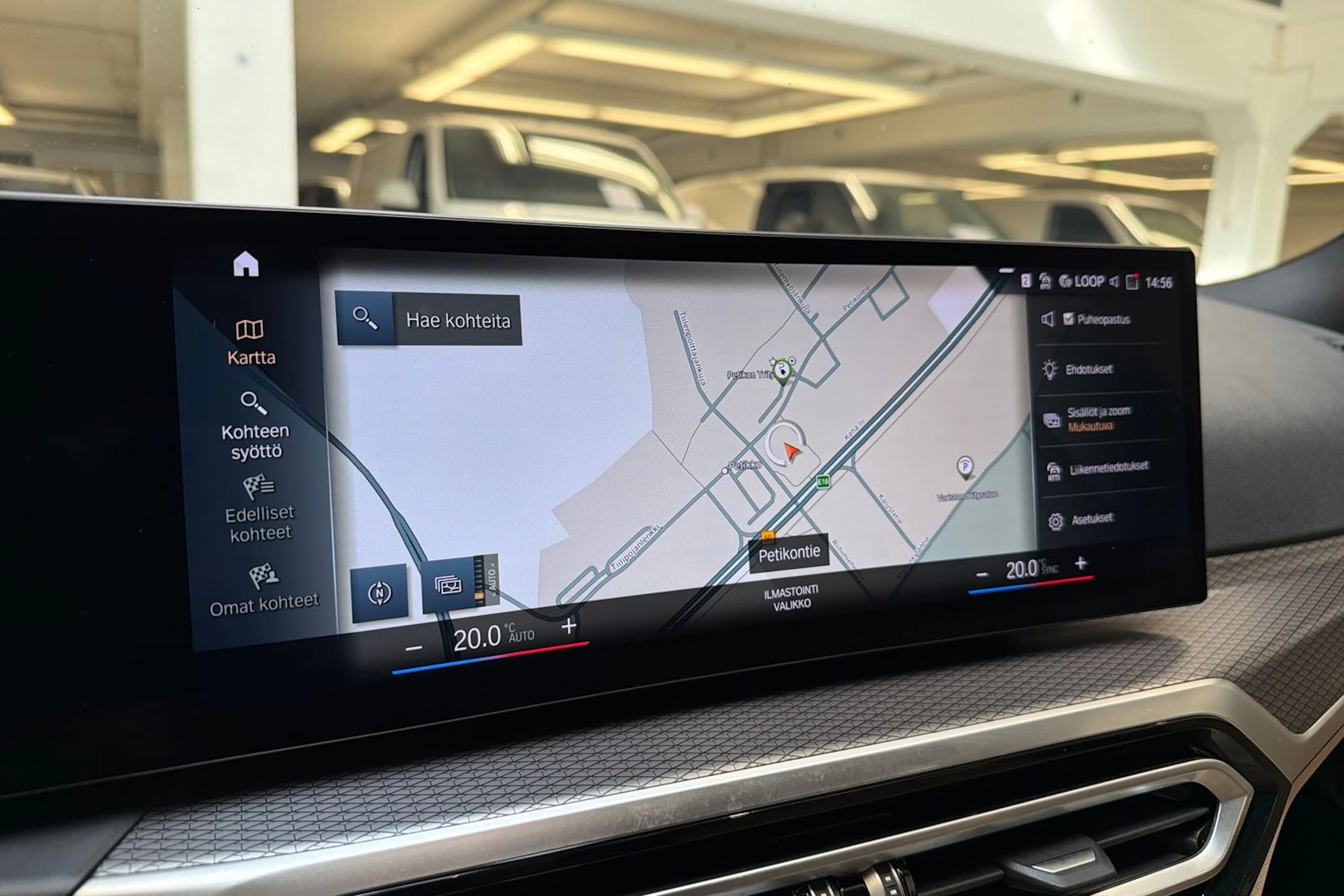 musta BMW 330 2023 kuva 18.