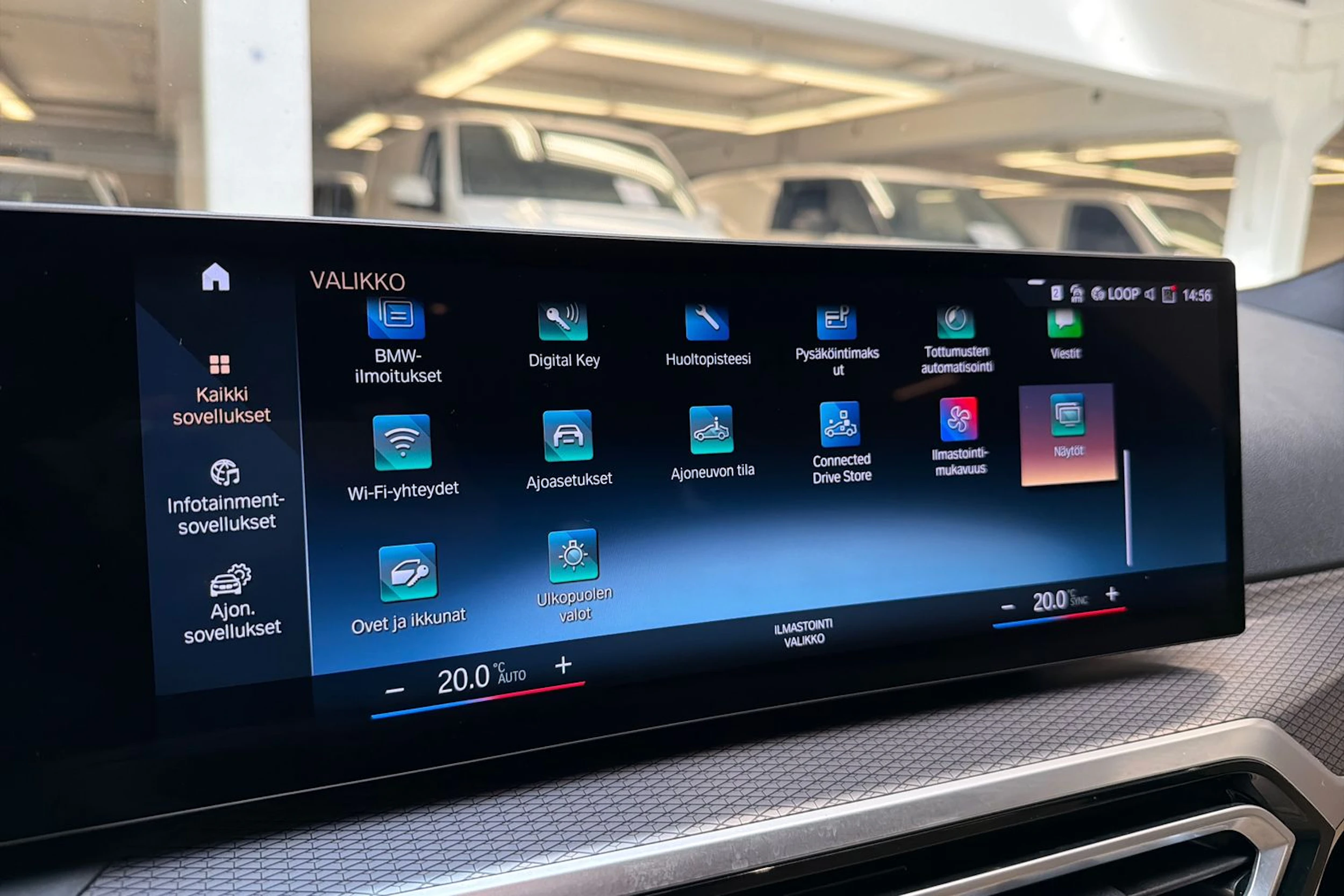 musta BMW 330 2023 kuva 19.