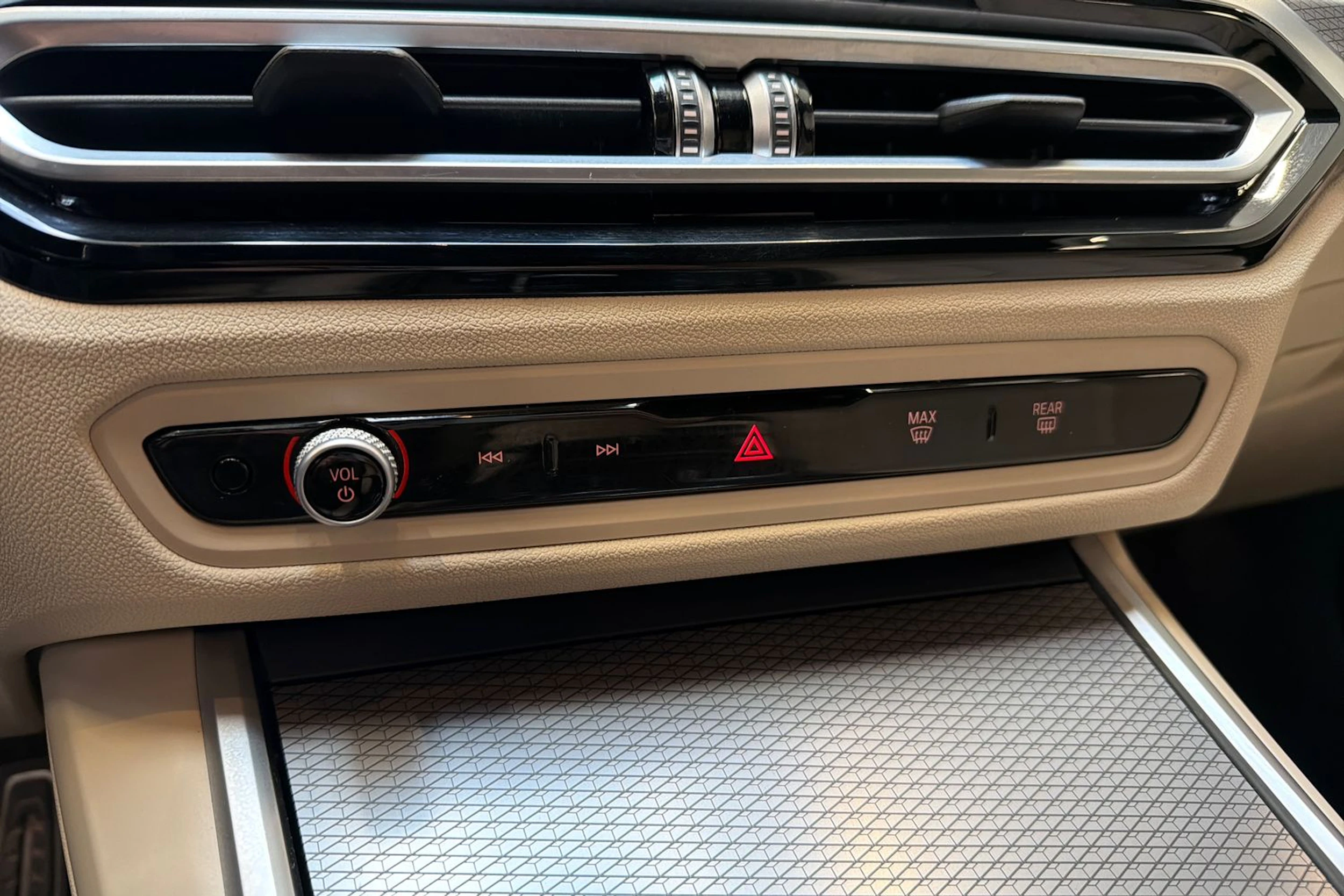 musta BMW 330 2023 kuva 22.