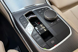 musta BMW 330 2023 kuva 23.