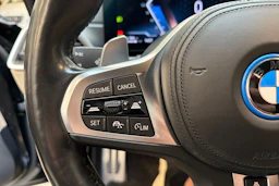 musta BMW 330 2023 kuva 24.