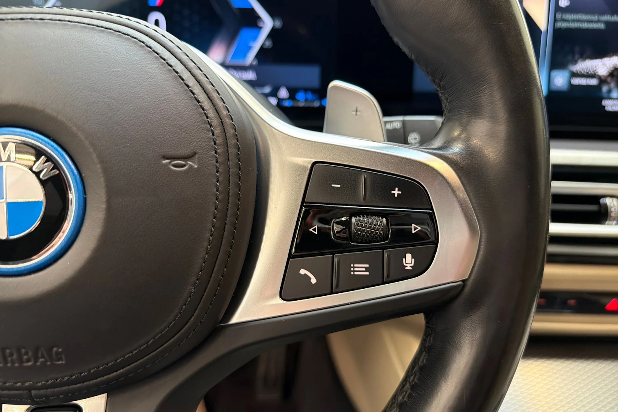 musta BMW 330 2023 kuva 25.