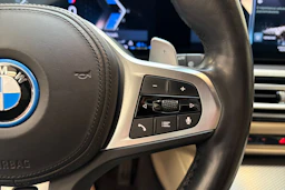 musta BMW 330 2023 kuva 25.