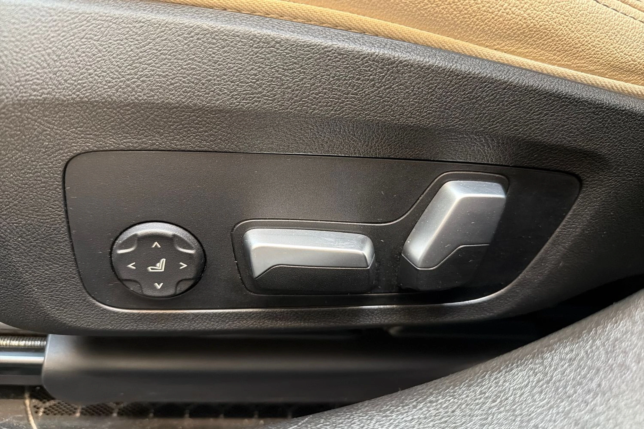 musta BMW 330 2023 kuva 27.