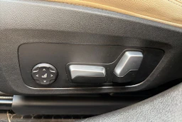 musta BMW 330 2023 kuva 27.