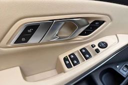 musta BMW 330 2023 kuva 28.