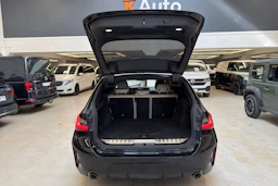 musta BMW 330 2023 kuva 29.