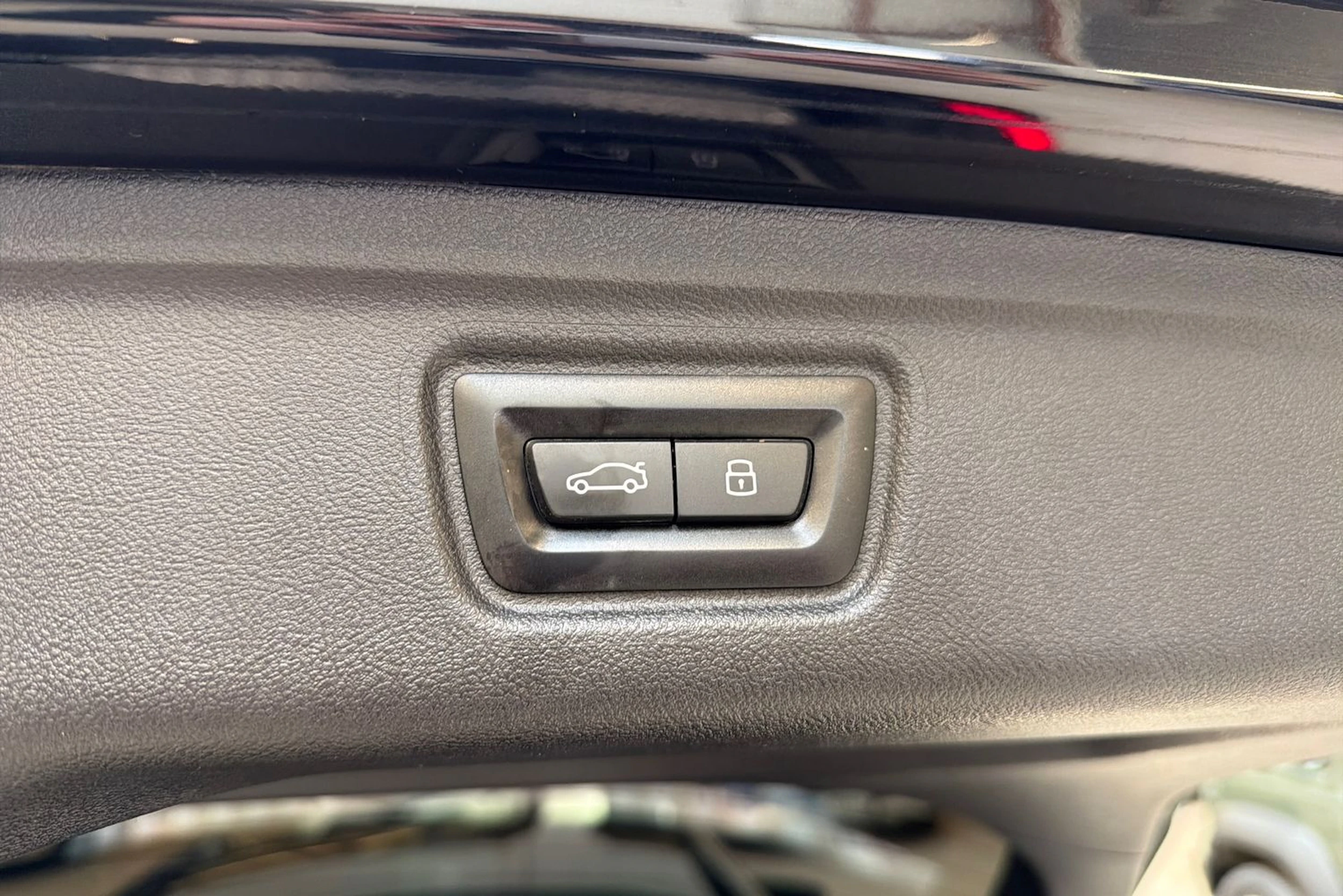 musta BMW 330 2023 kuva 30.