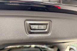 musta BMW 330 2023 kuva 30.