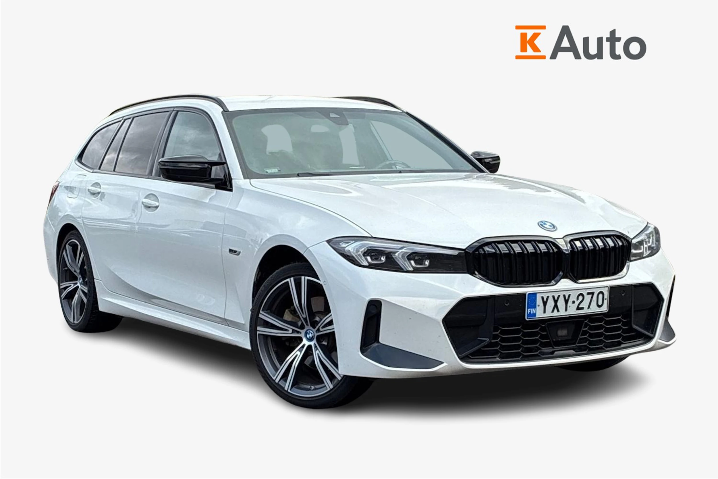 valkoinen BMW 330 2023 kuva 1.