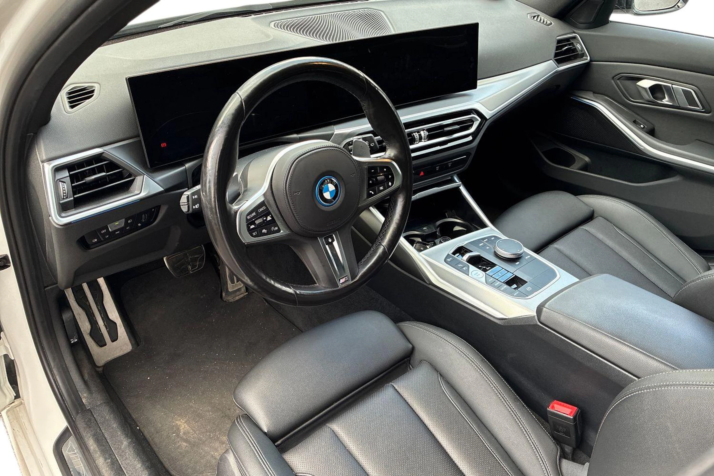 valkoinen BMW 330 2023 kuva 3.