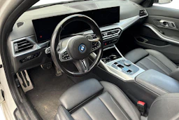 valkoinen BMW 330 2023 kuva 3.