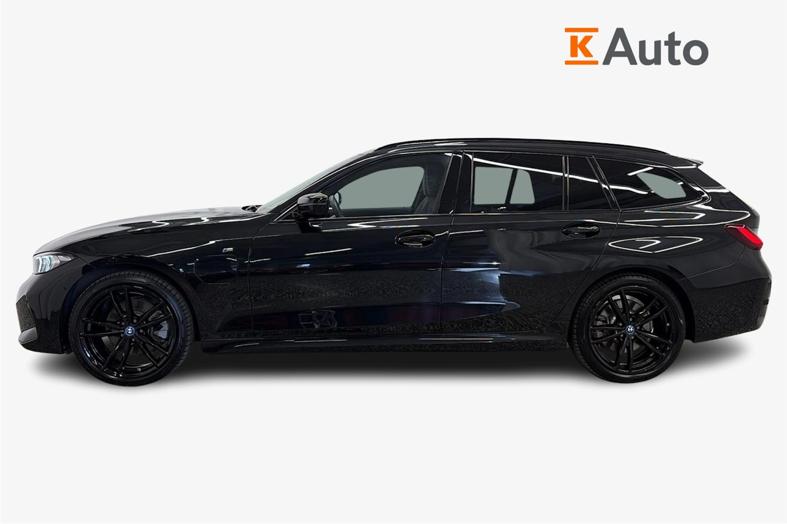 Musta BMW 330 2024 kuva 5.