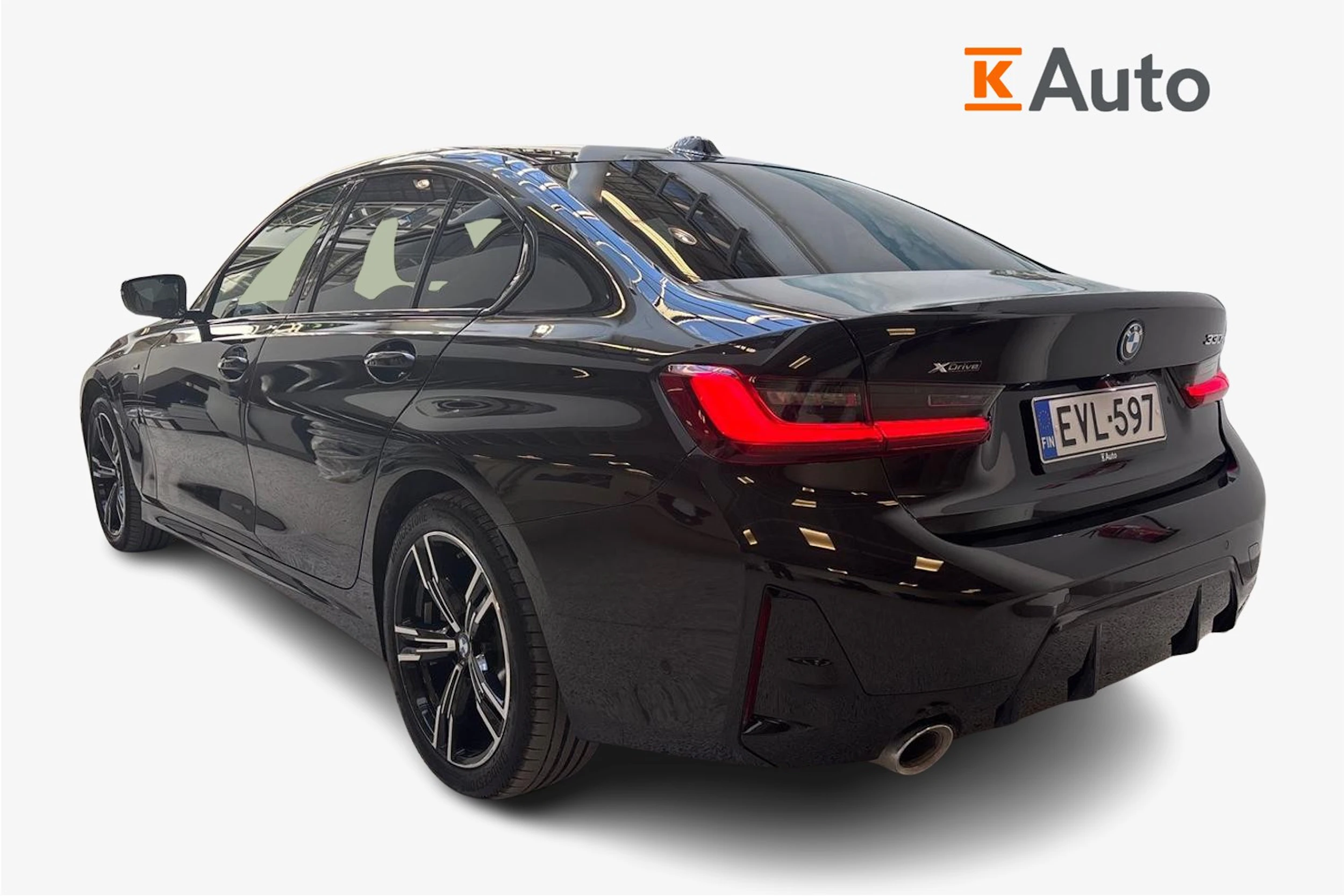 musta BMW 330 2025 kuva 3.