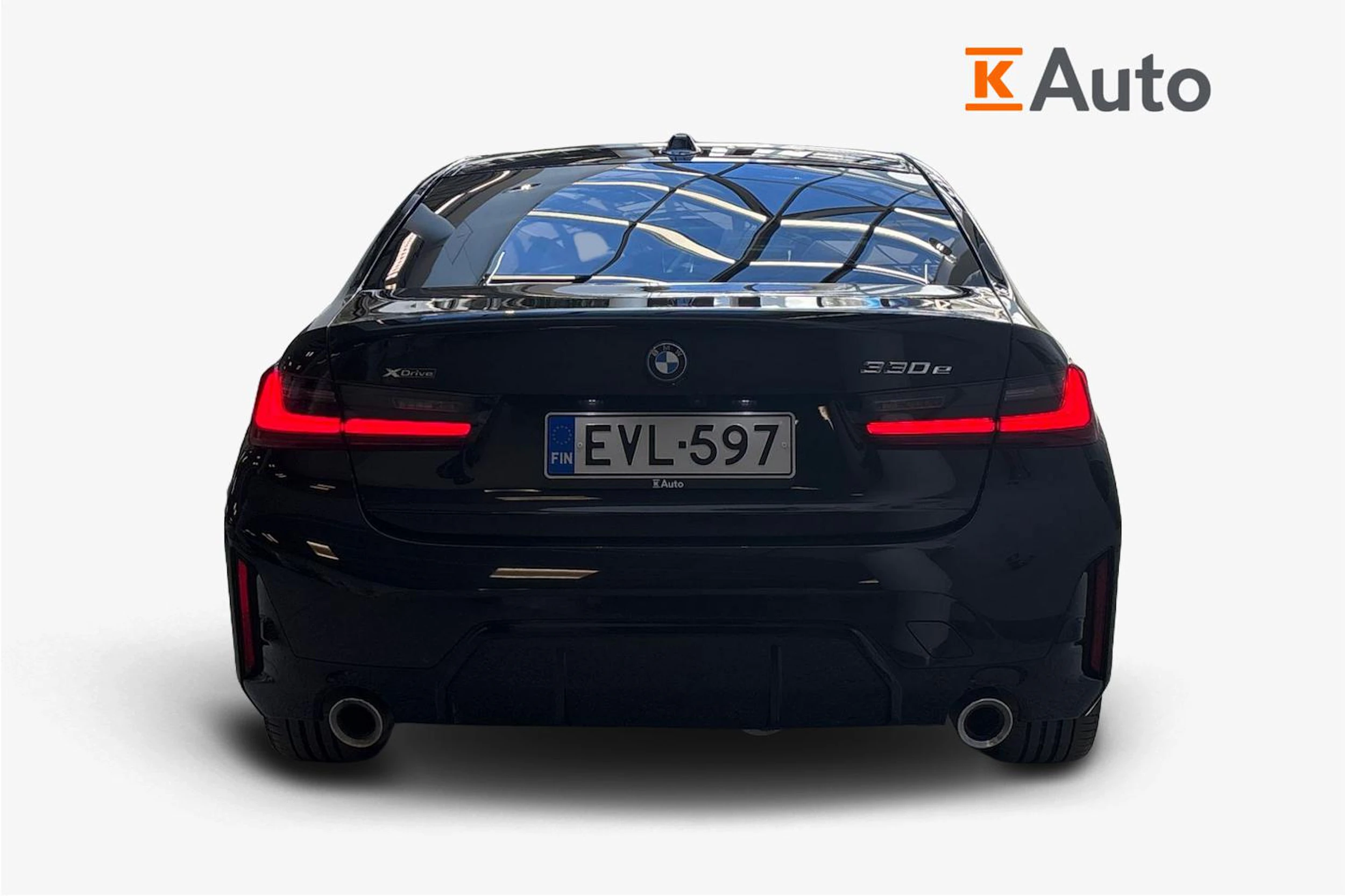 musta BMW 330 2025 kuva 4.