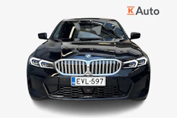 musta BMW 330 2025 kuva 5.