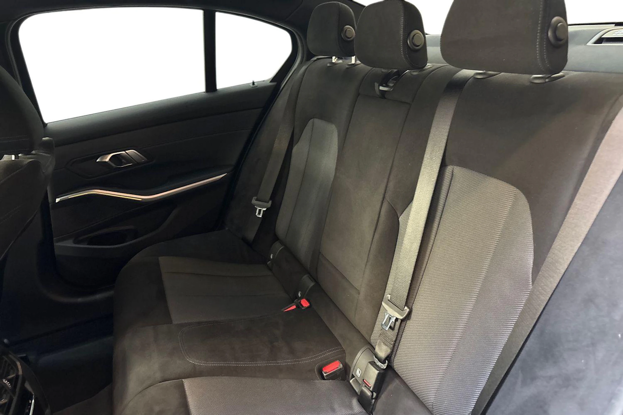 musta BMW 330 2025 kuva 11.