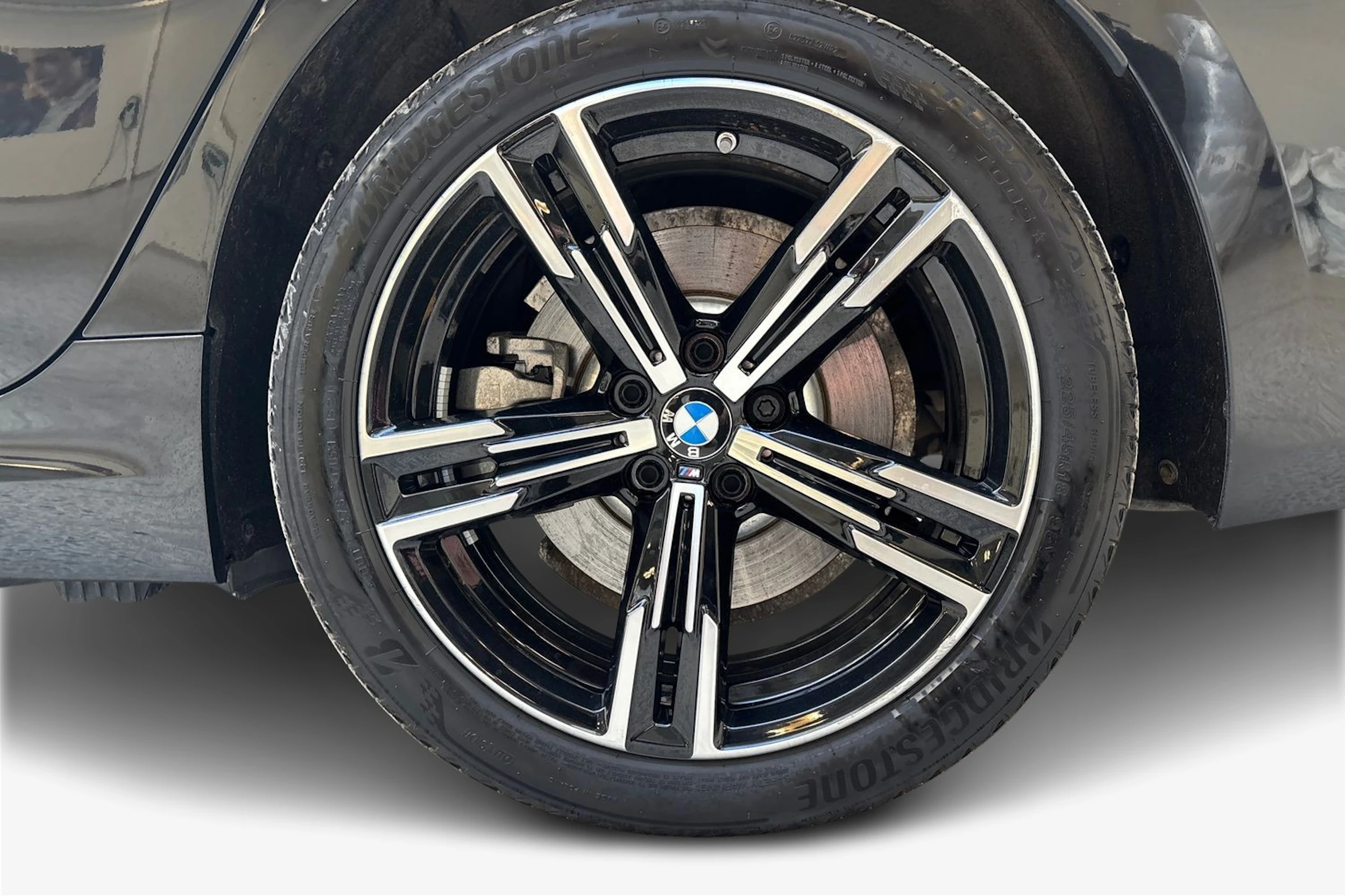 musta BMW 330 2025 kuva 12.