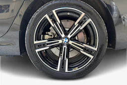musta BMW 330 2025 kuva 12.