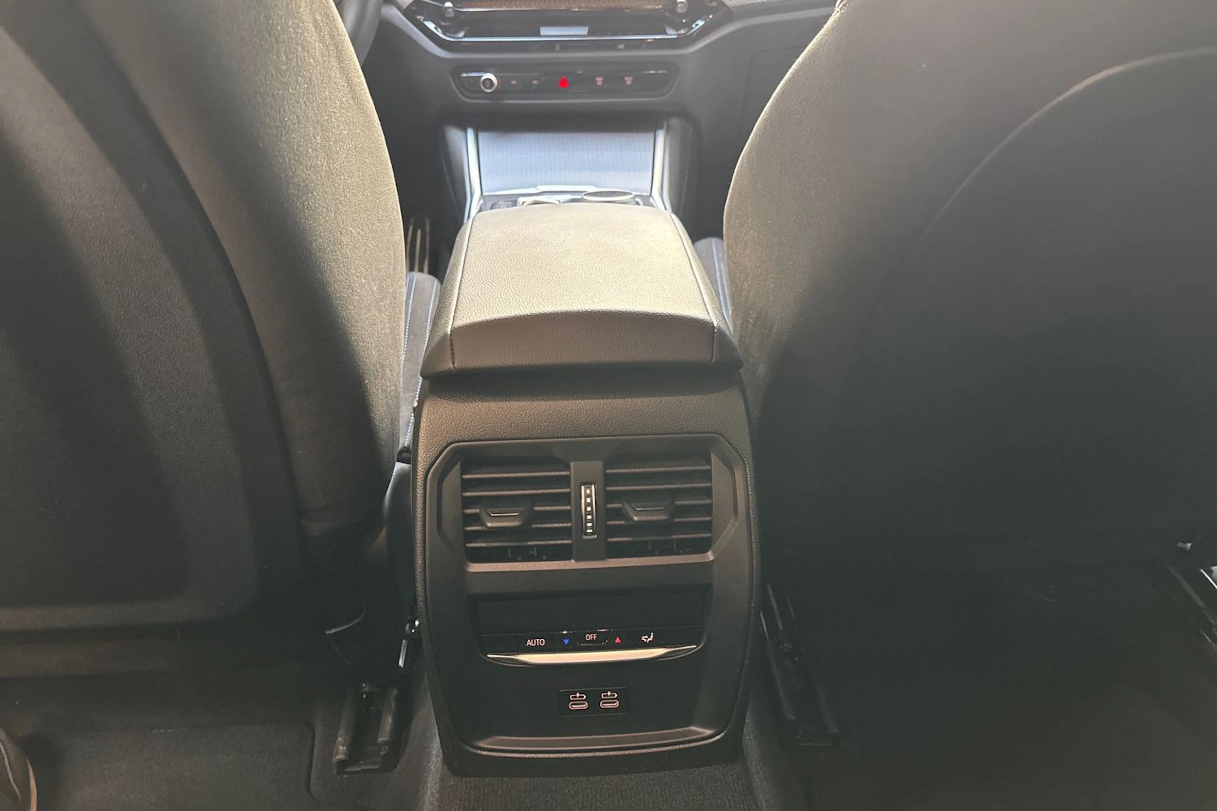 musta BMW 330 2025 kuva 18.