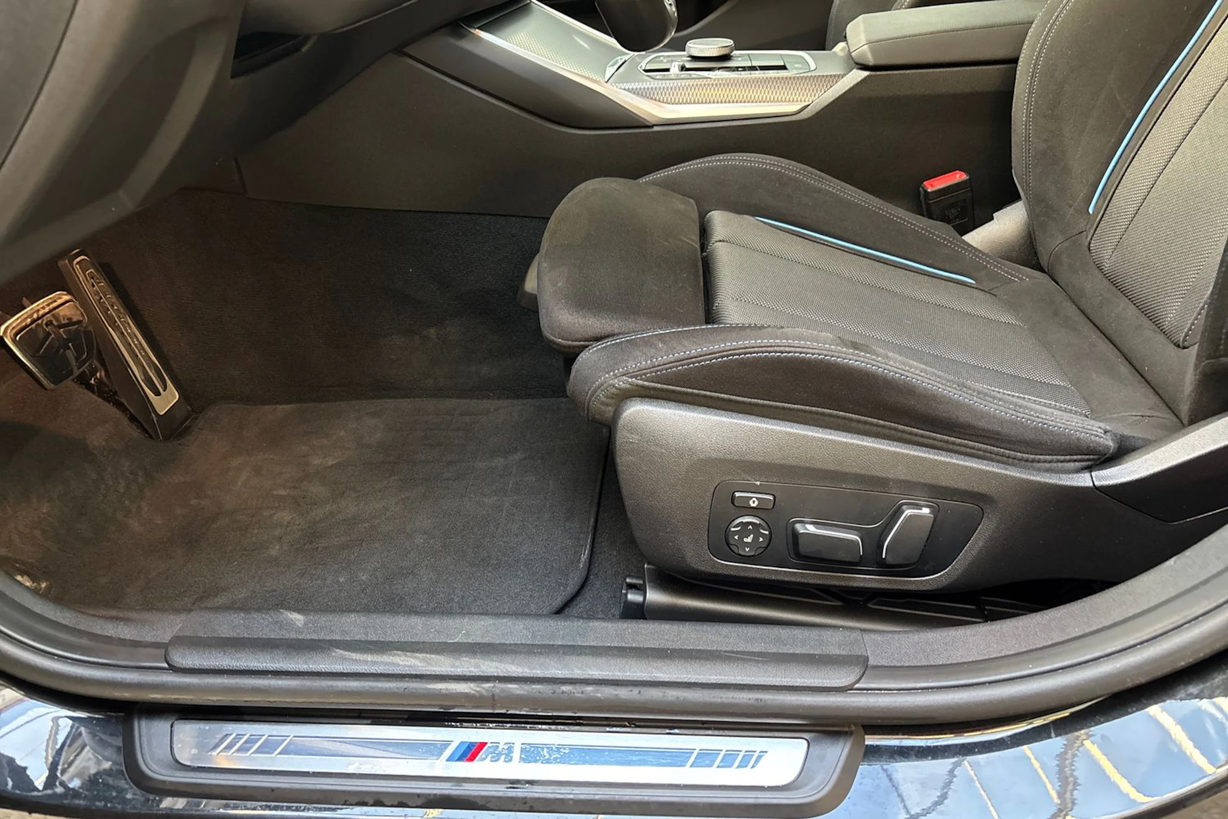 musta BMW 330 2025 kuva 20.
