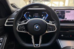 musta BMW 330 2025 kuva 22.