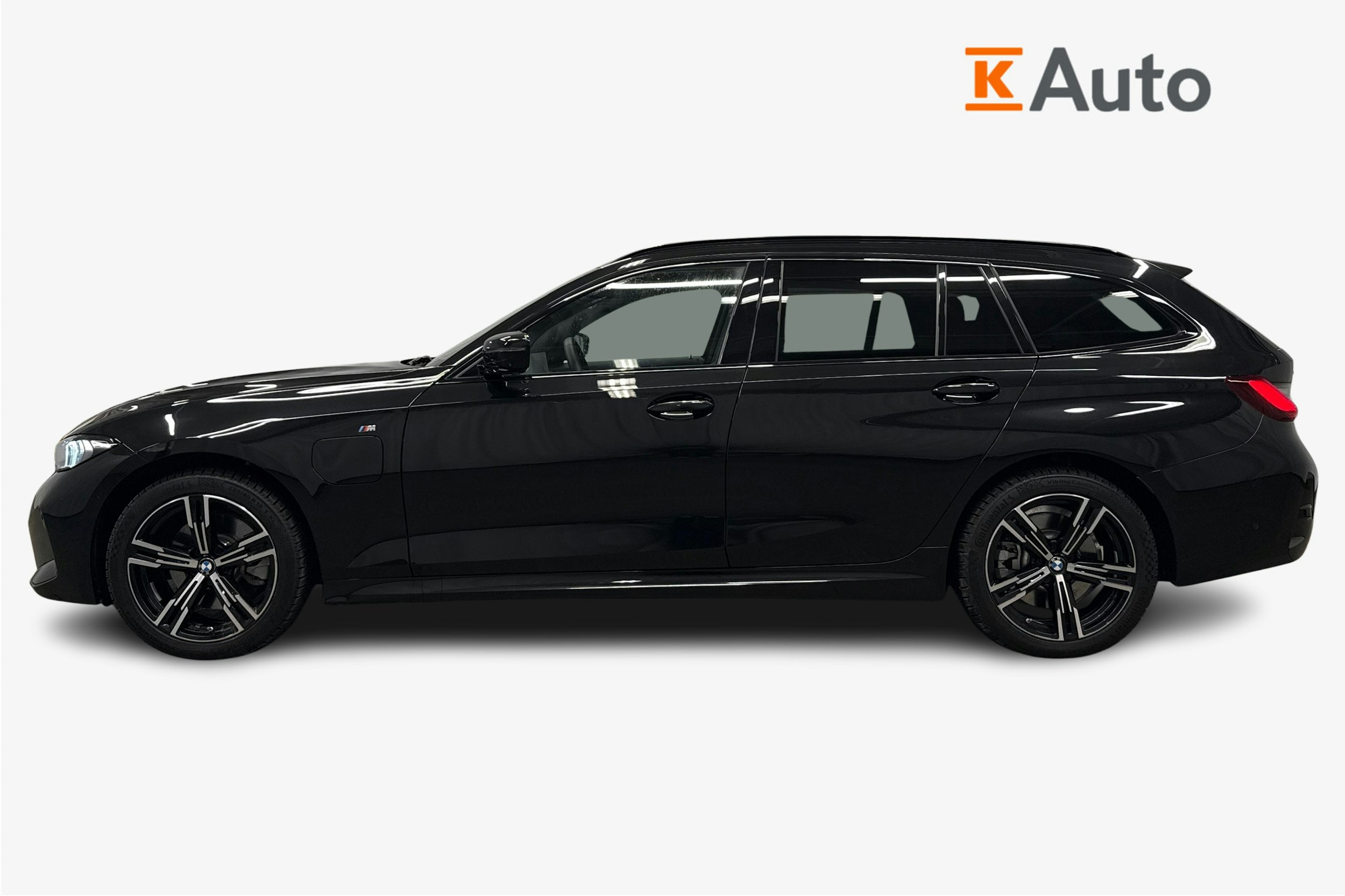 musta BMW 330 2025 kuva 6.