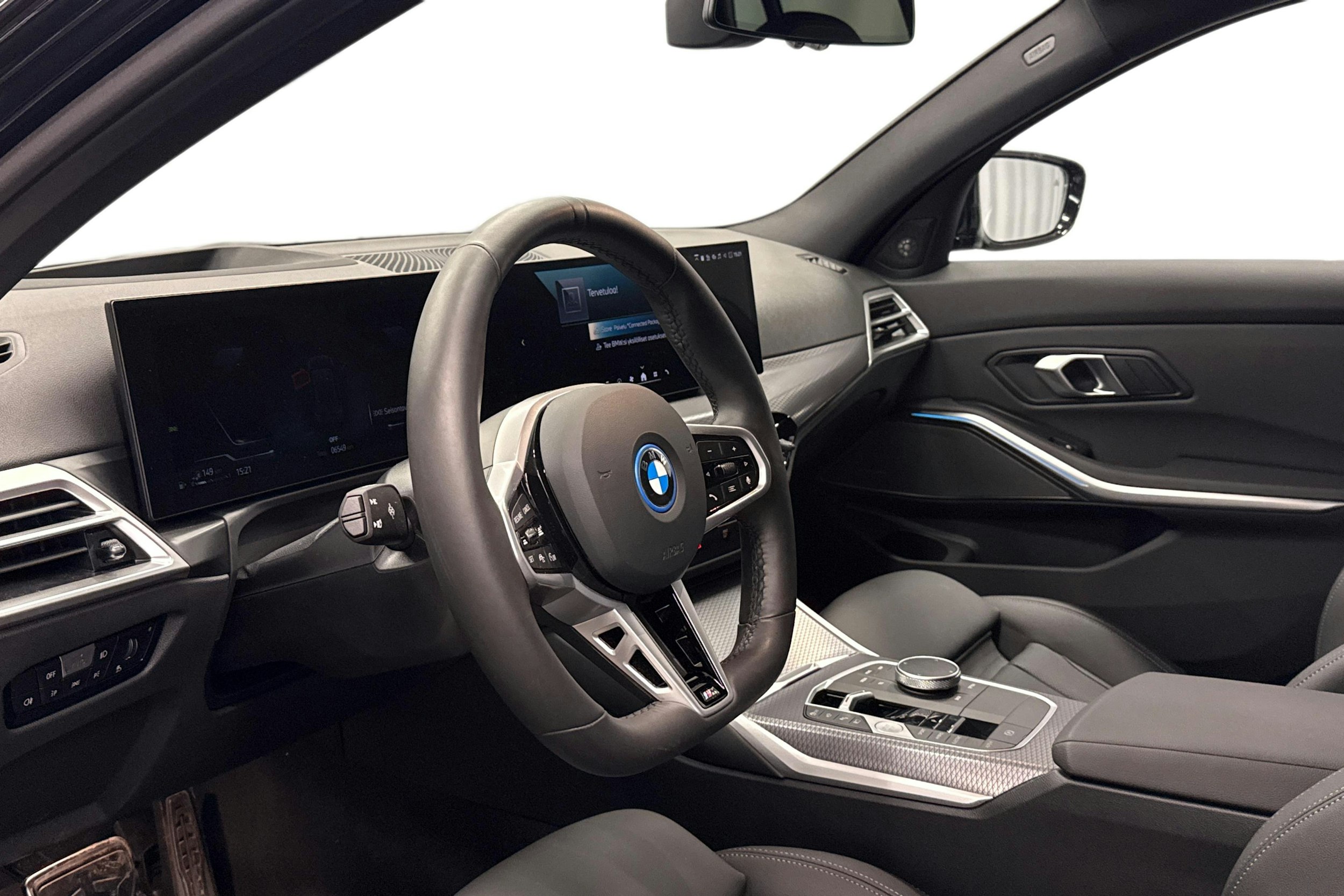 musta BMW 330 2025 kuva 7.