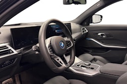 musta BMW 330 2025 kuva 7.