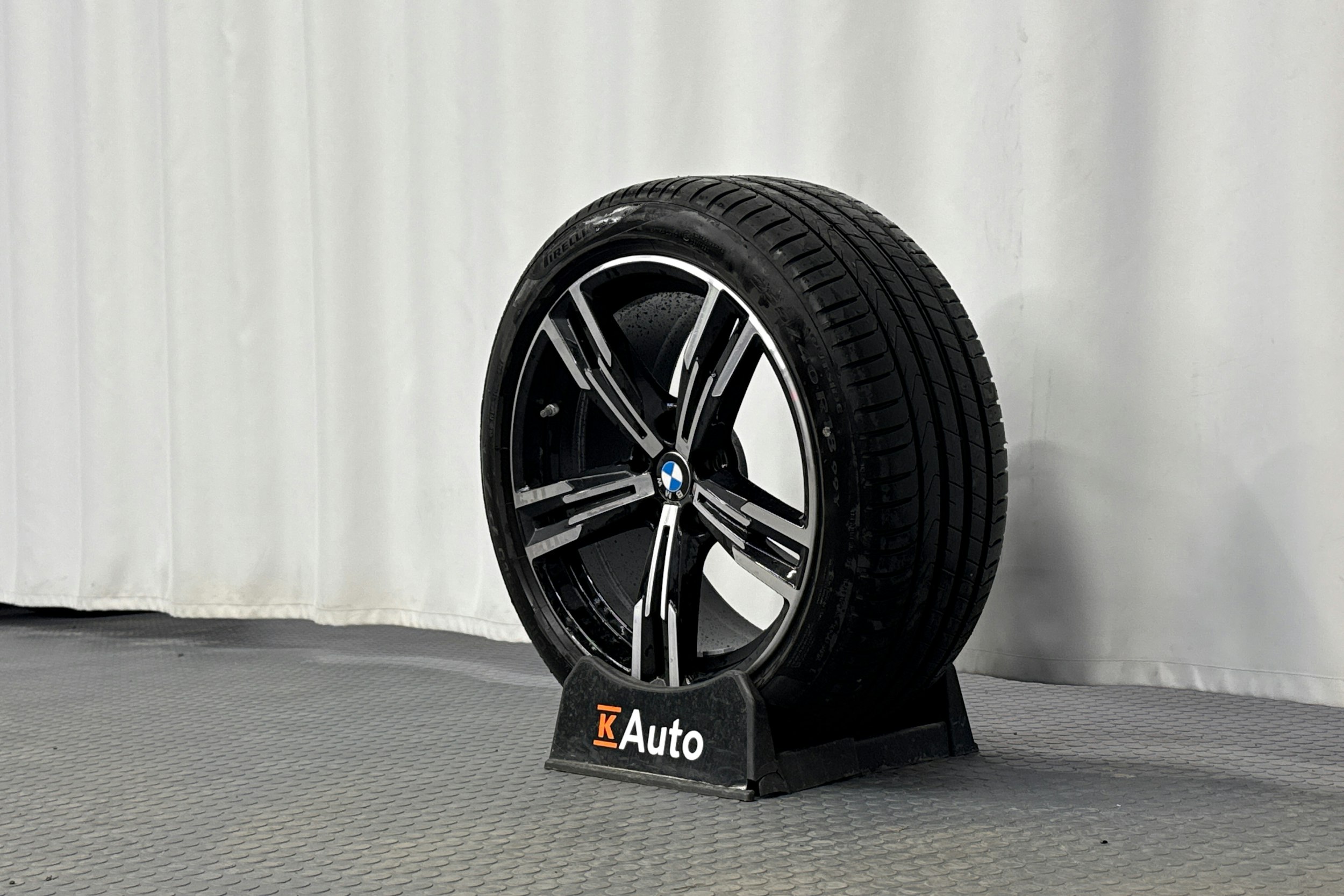 musta BMW 330 2025 kuva 13.