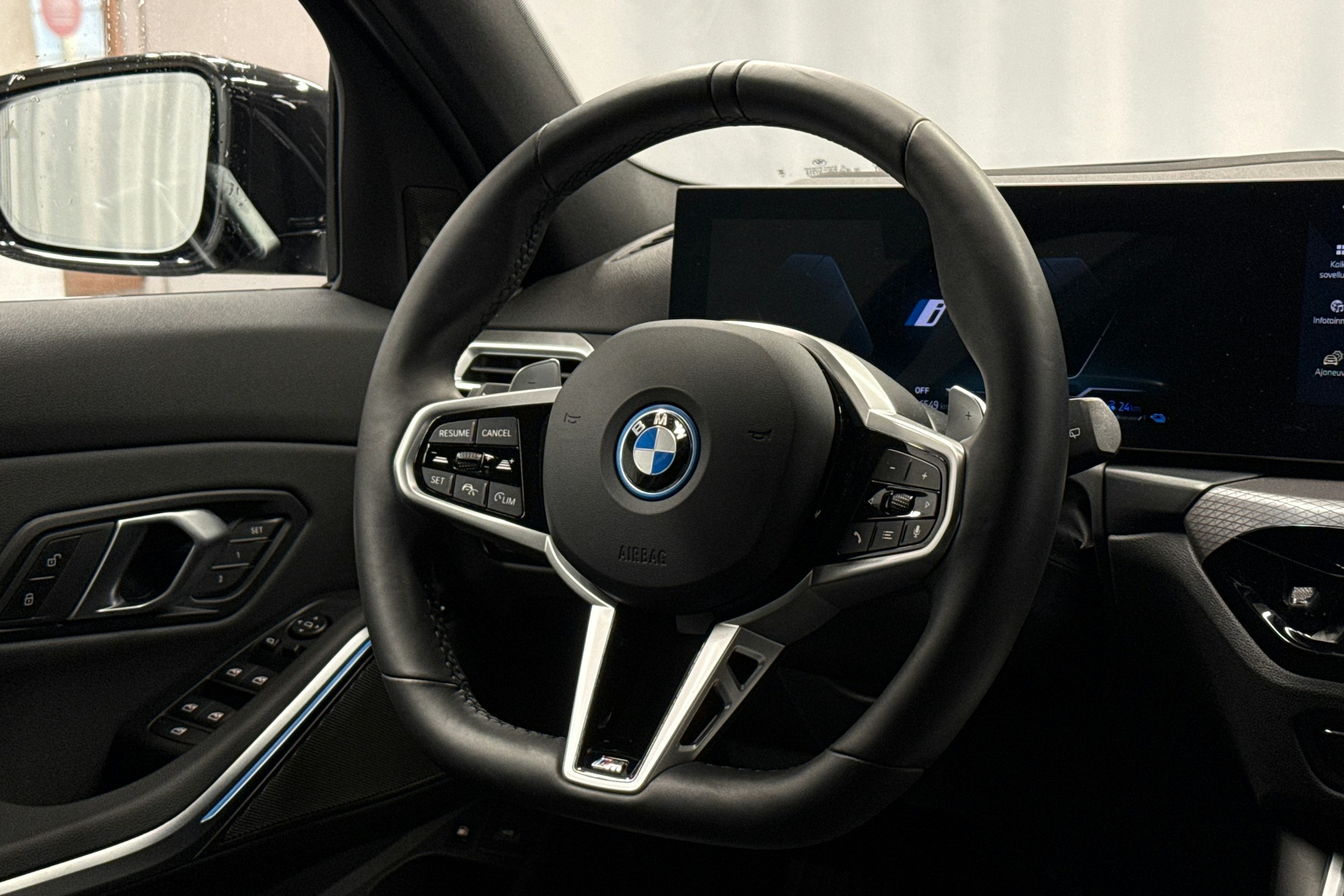 musta BMW 330 2025 kuva 14.