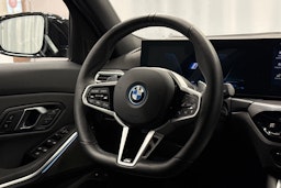 musta BMW 330 2025 kuva 14.