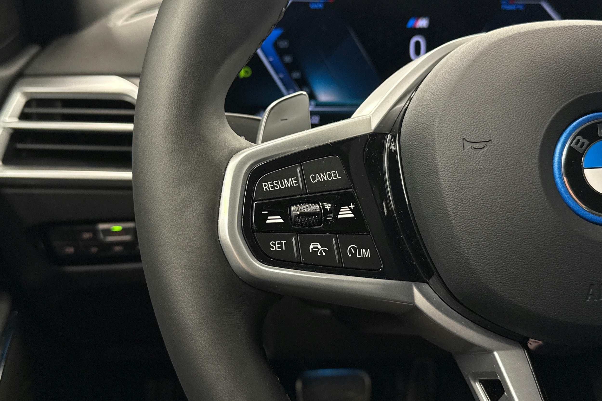 musta BMW 330 2025 kuva 15.