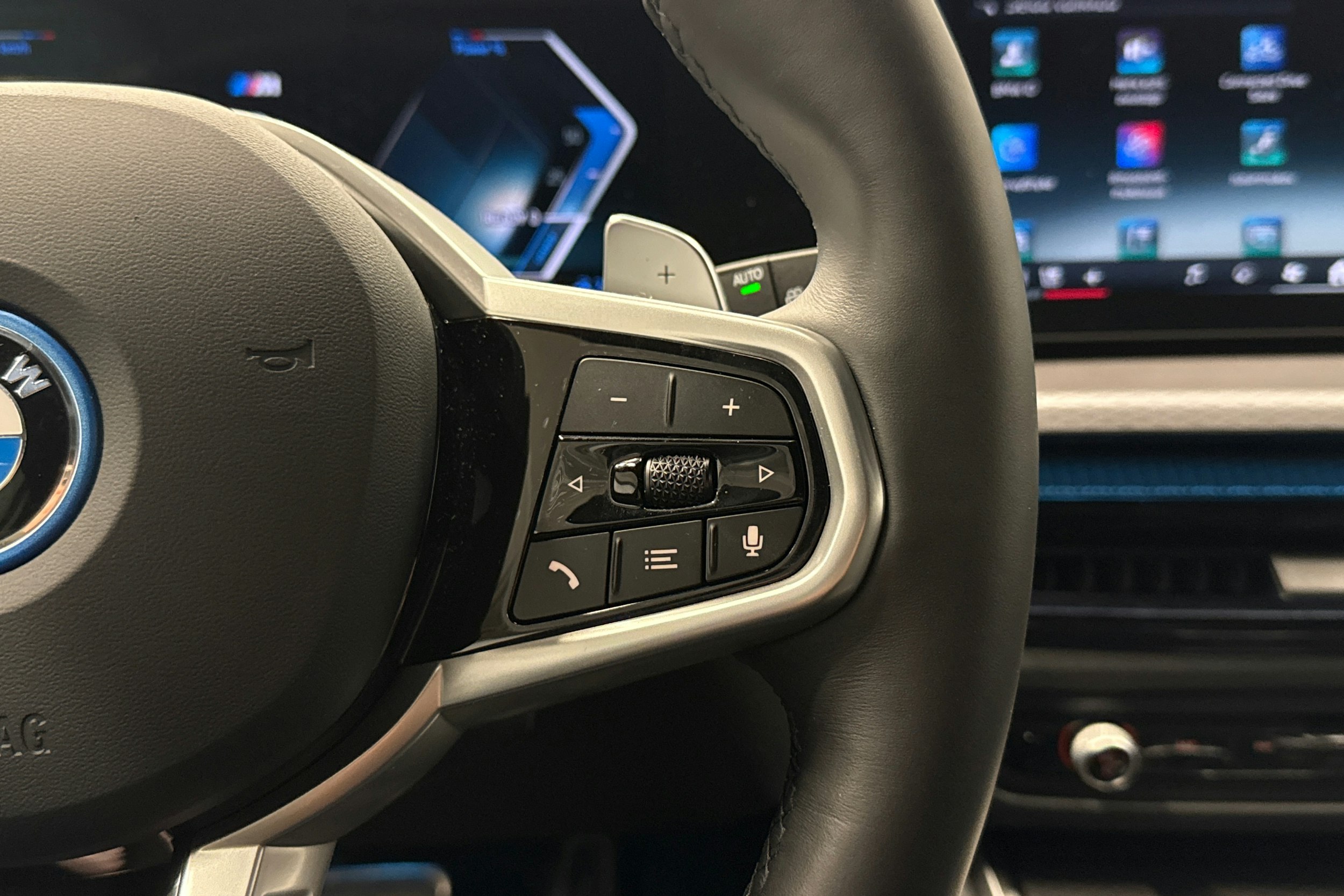 musta BMW 330 2025 kuva 16.