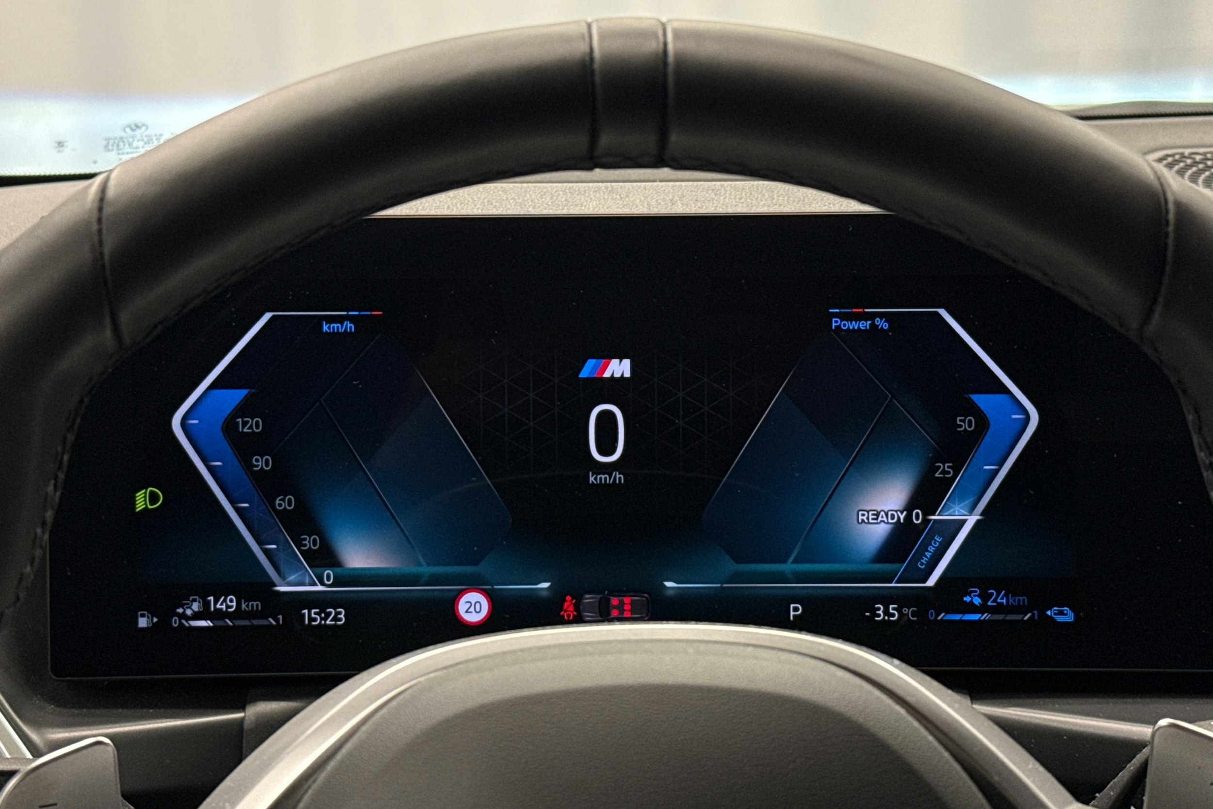 musta BMW 330 2025 kuva 17.